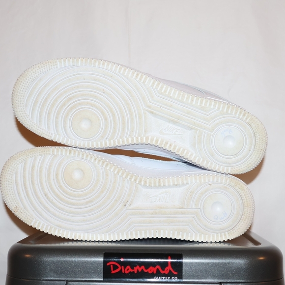 Nike Air Force 1 '07 in Triple White - Picture 7 of 10